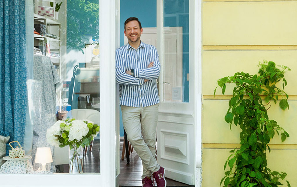 Raumausstattermeister Matthias Berger vor seinem Laden in Berlin Schöneberg.